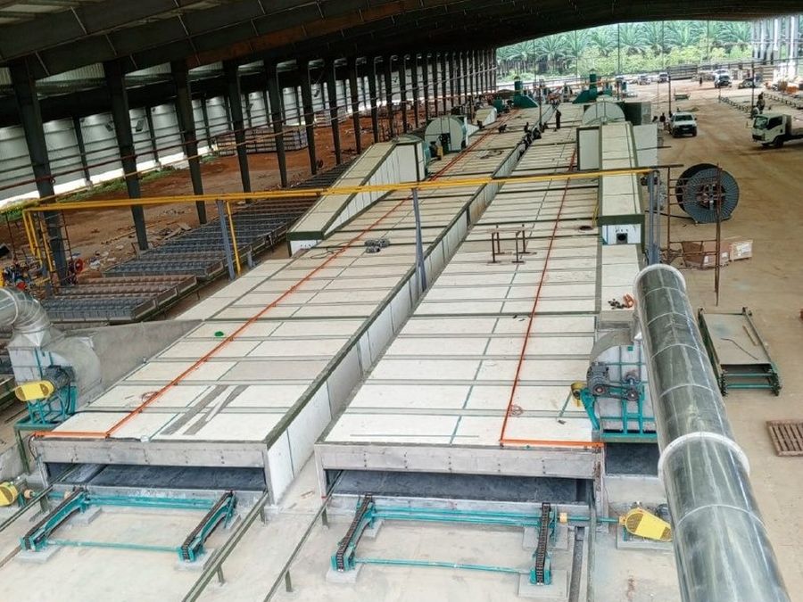 Ligne de séchoirs en cours de montage dans la halle de l'usine de N'Douci