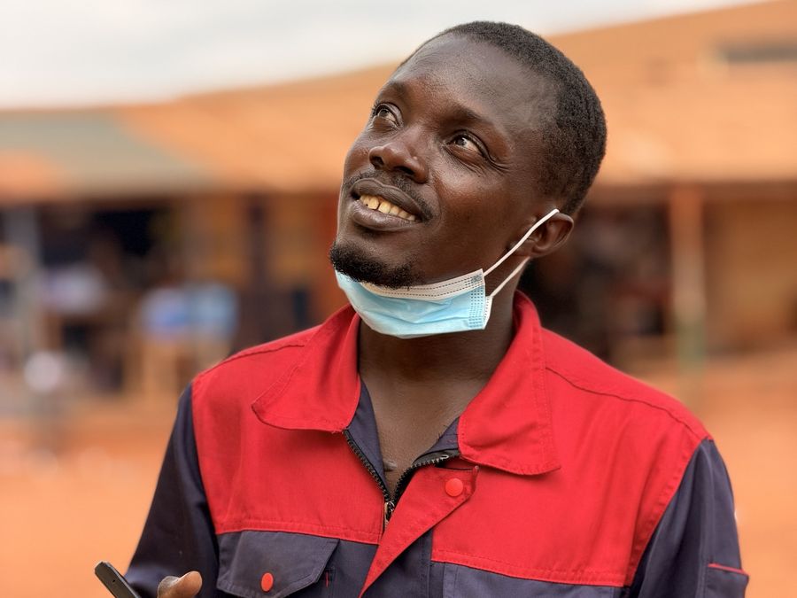 Technicien MBS sur le terrain, téléphone en main